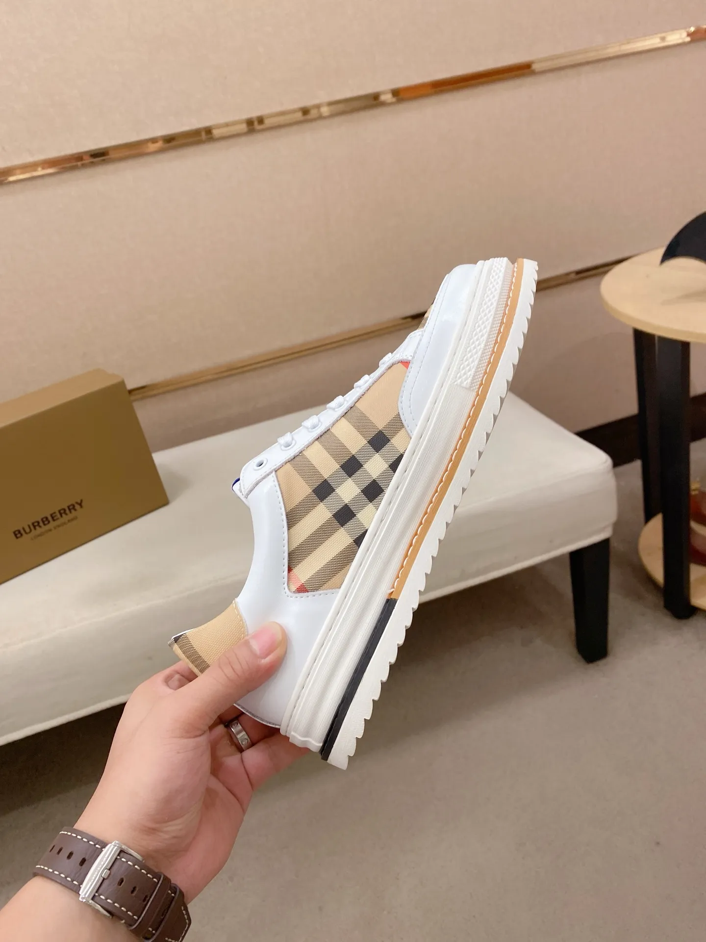 Men's shoes 💰: 420💰🇮🇹🇮🇹BURBERRY's top purchasing agents are available simultaneously at the counter. 🔍🔍On sale at the same time. Positive code number: 38-44 Italian imported first-layer cowhide with fabric. Fully imported sheepskin lining, sole: the original sole is specially provided by the original factory, the exclusive movable molded sole is super comfortable, the original factory follows the order, 🔍🔍high quality, you can go in and out of the counter at will, welcome to compare. Can be customized. 45 non-refundable
